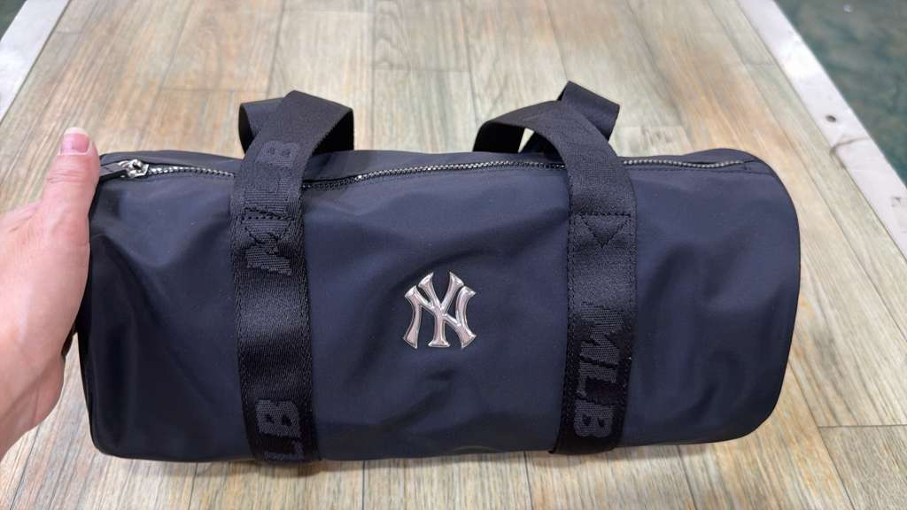 ZX076 MLB 黑色NY logo圓桶單肩包 30x16cm