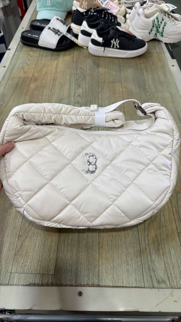 ZX077 MLB 珍珠白色B logo菱格壓線半月crossbody bag 38x21cm