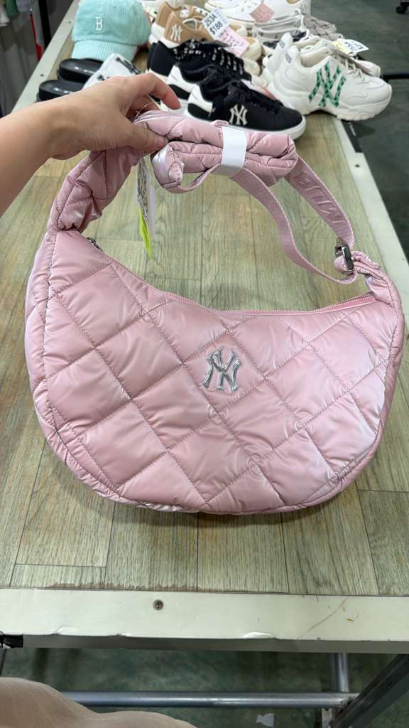 ZX078 MLB 珍珠粉色NY logo菱格壓線半月crossbody bag 38x21CM