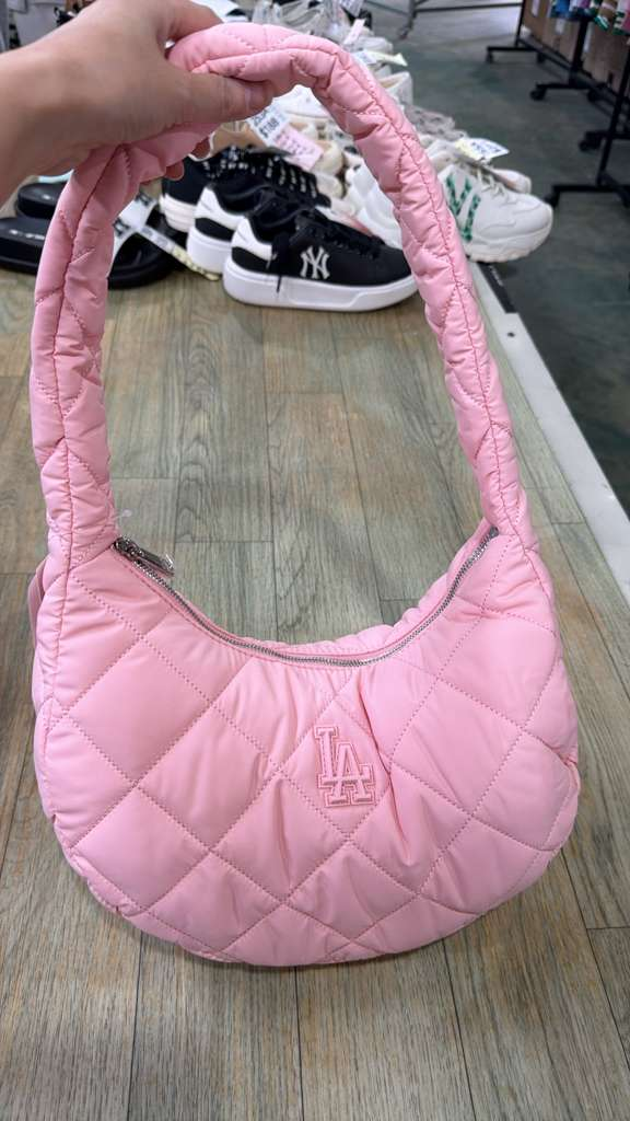 ZX079 MLB 粉紅色LA logo菱格壓線半月crossbody bag 29x18cm