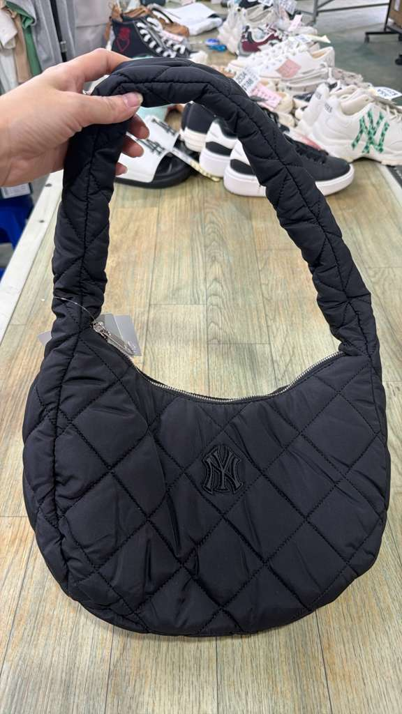ZX080 MLB 黑色NY logo菱格壓線半月crossbody bag 29x18cm