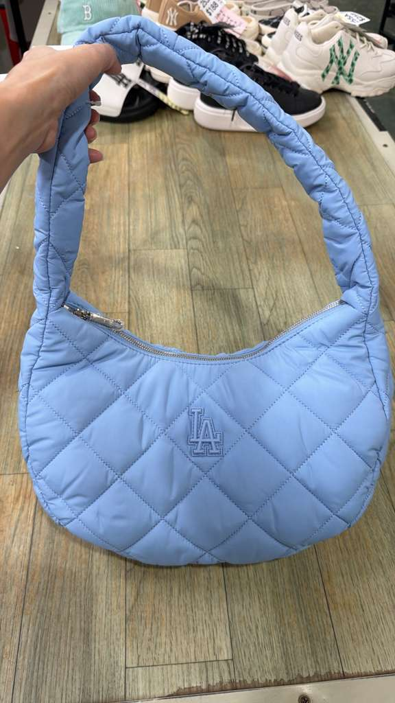 ZX081 MLB 粉藍色LA logo菱格壓線半月crossbody bag 29x18cm