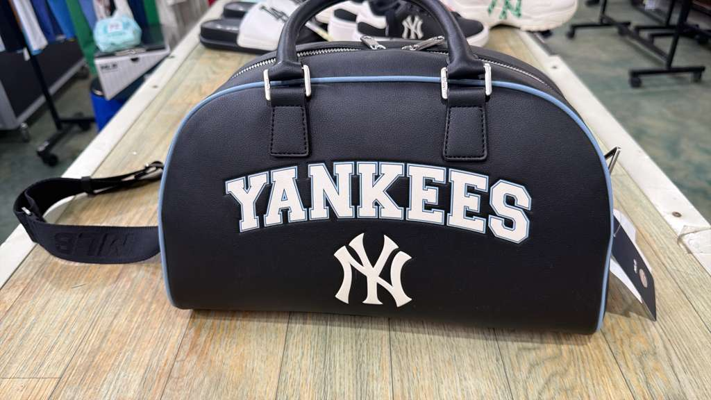 ZX089 MLB 黑拼藍色YANKEES NY手挽單肩兩用包 35x21cm