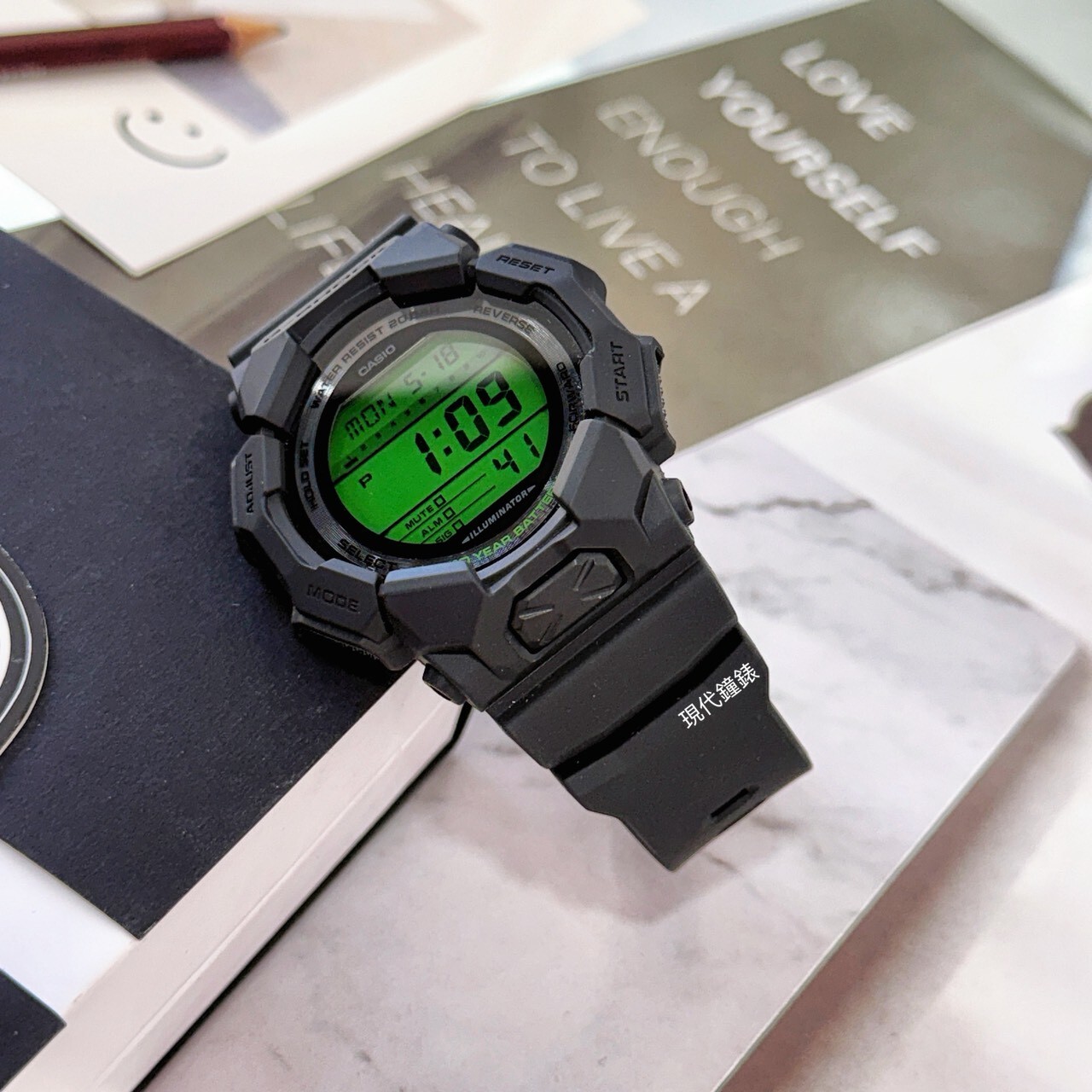 【G-SHOCK】長效電池 電光綠大字體電子錶GD-010BEG-1D 51.9mm 現代鐘錶