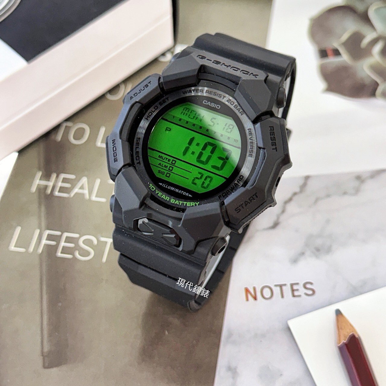【G-SHOCK】長效電池 電光綠大字體電子錶GD-010BEG-1D 51.9mm 現代鐘錶