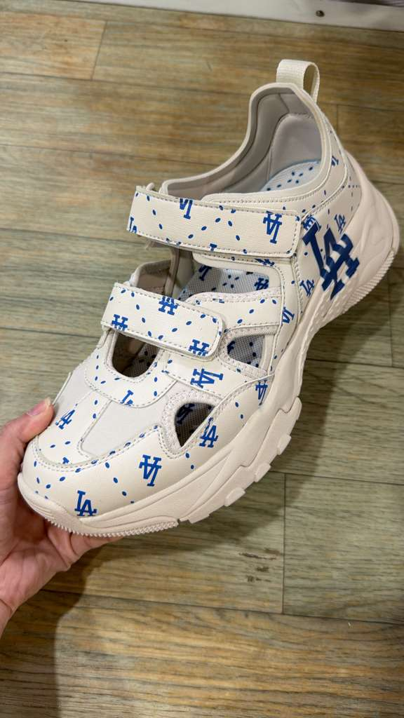 ZX265 MLB 奶白色滿版藍色LA logo密頭涼鞋