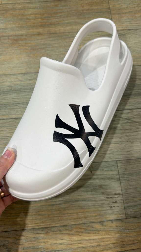 ZX134 MLB 白色拼黑色NY logo密頭涼鞋