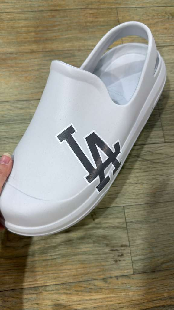 ZX135 MLB 白色拼黑色LA logo密頭涼鞋