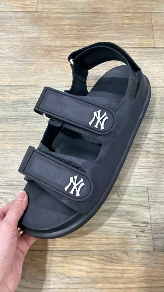 ZX137 MLB 灰黑色NY logo露趾涼鞋