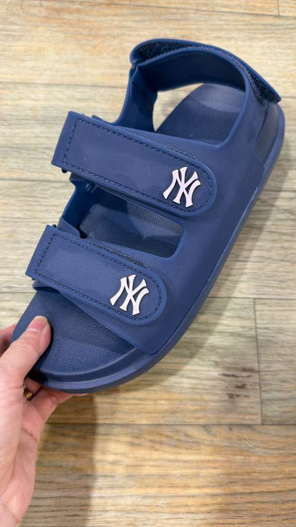 ZX142 MLB 藍色NY logo露趾涼鞋