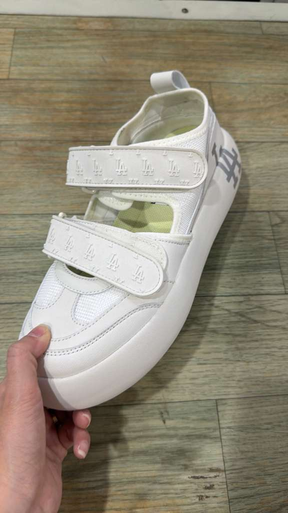 ZX148 MLB 白色暗花LA logo密頭涼鞋