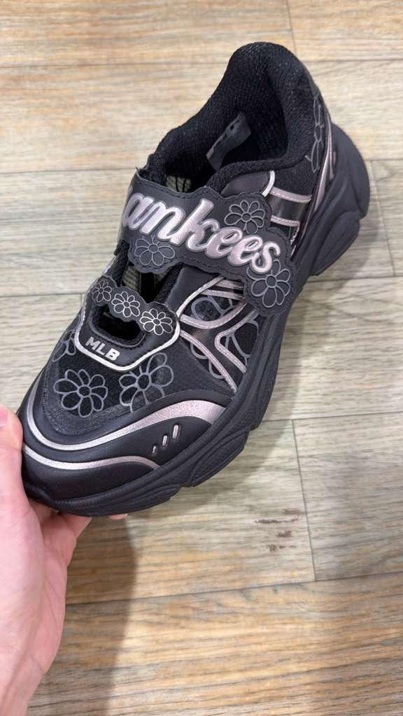 ZX153 MLB 黑色YANKEES logo浮雕花紋涼鞋