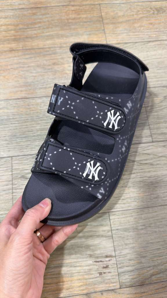 ZX152 MLB 黑色滿版暗花NY logo涼鞋