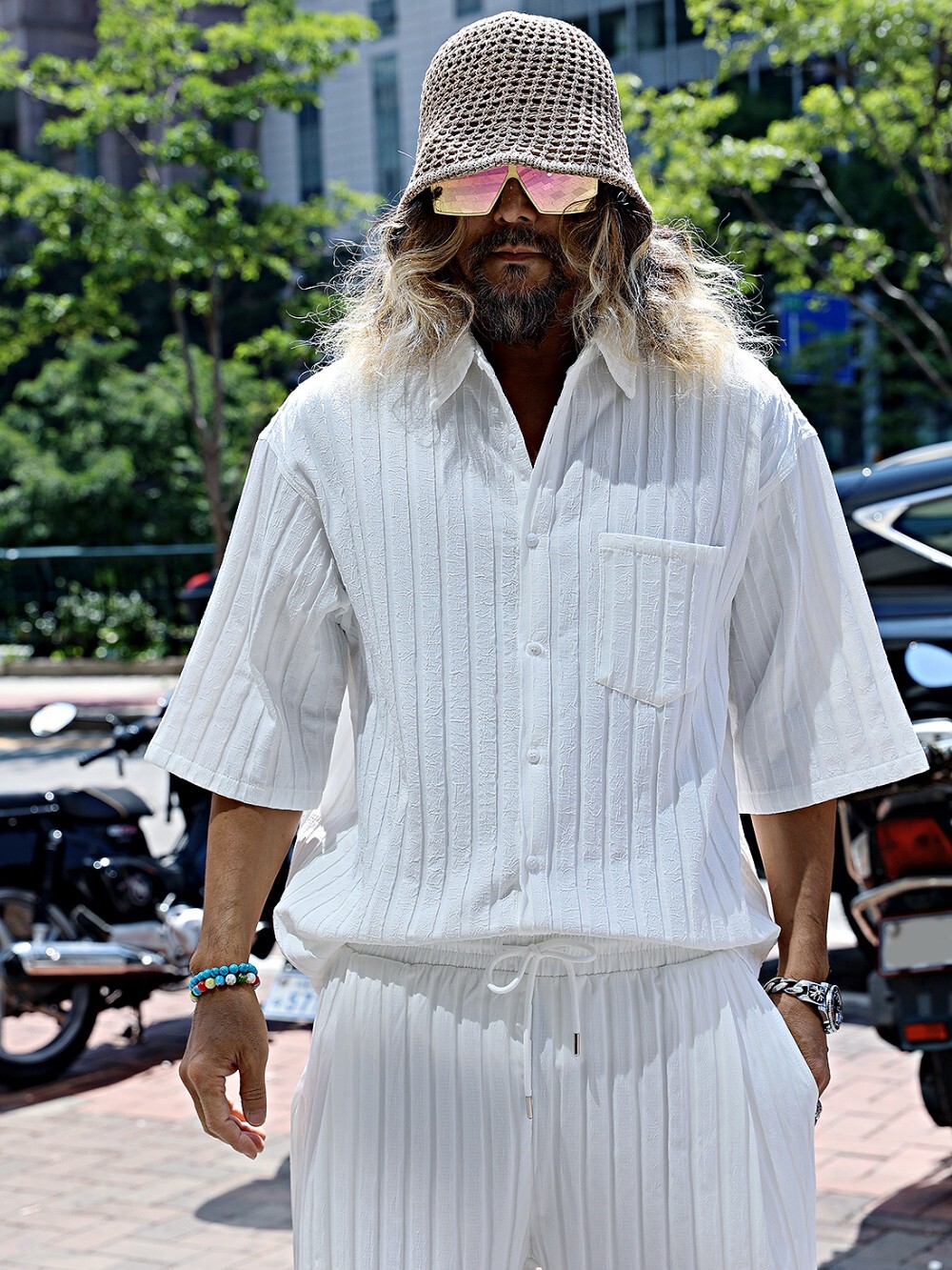 Eye-catching pleated short-sleeved shirt