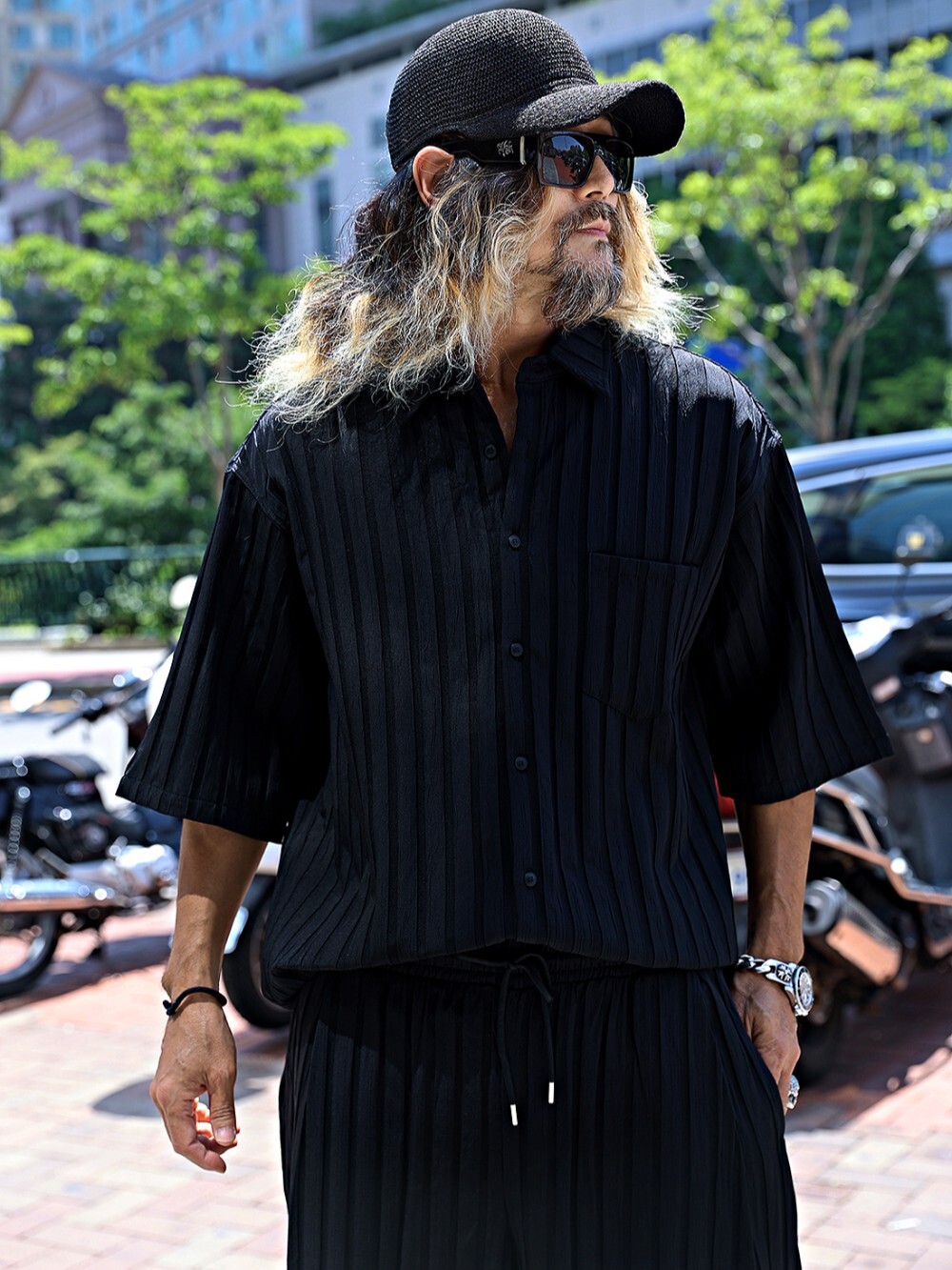 Eye-catching pleated short-sleeved shirt