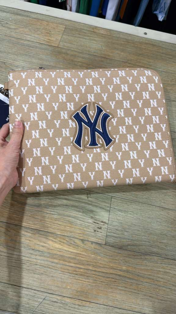 ZX312 MLB 杏色NY logo手拿包 30x23cm