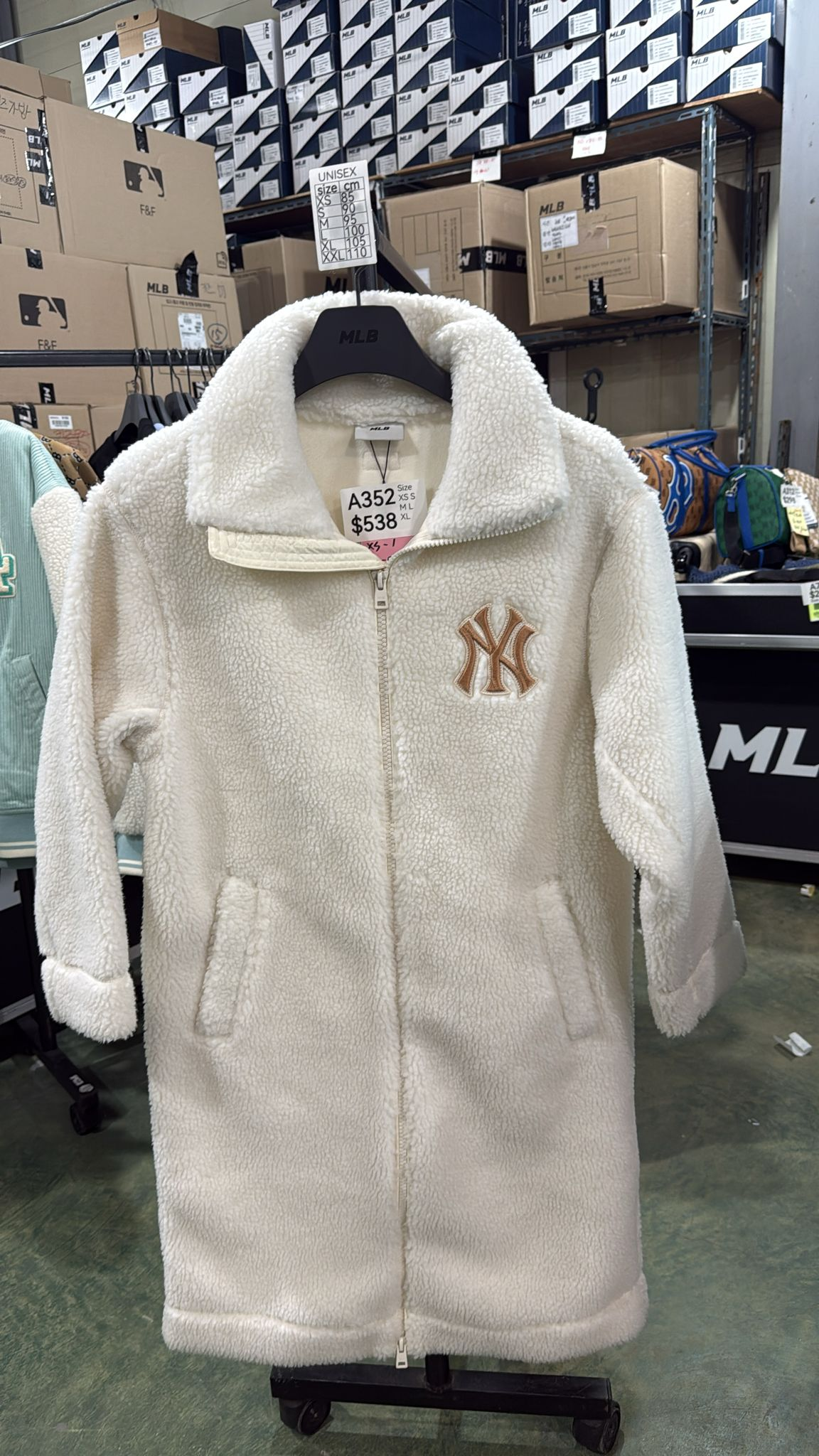 ZX352 MLB 杏色毛毛NY logo長袖開胸外套