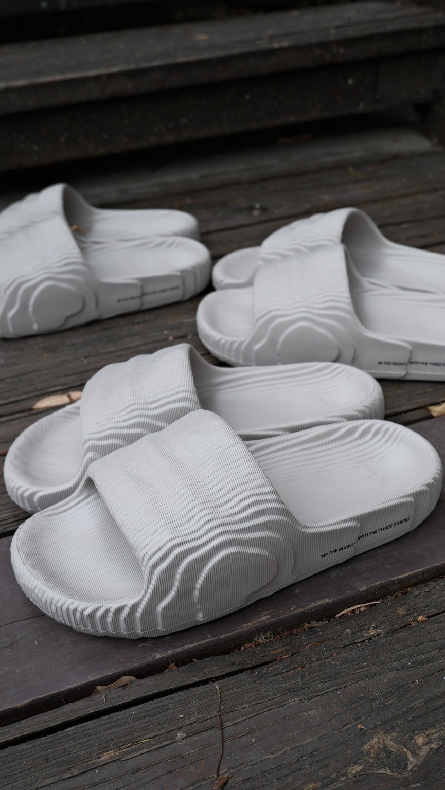 Adidas Adilette 22 波紋防水拖鞋 淺灰色 HQ4670