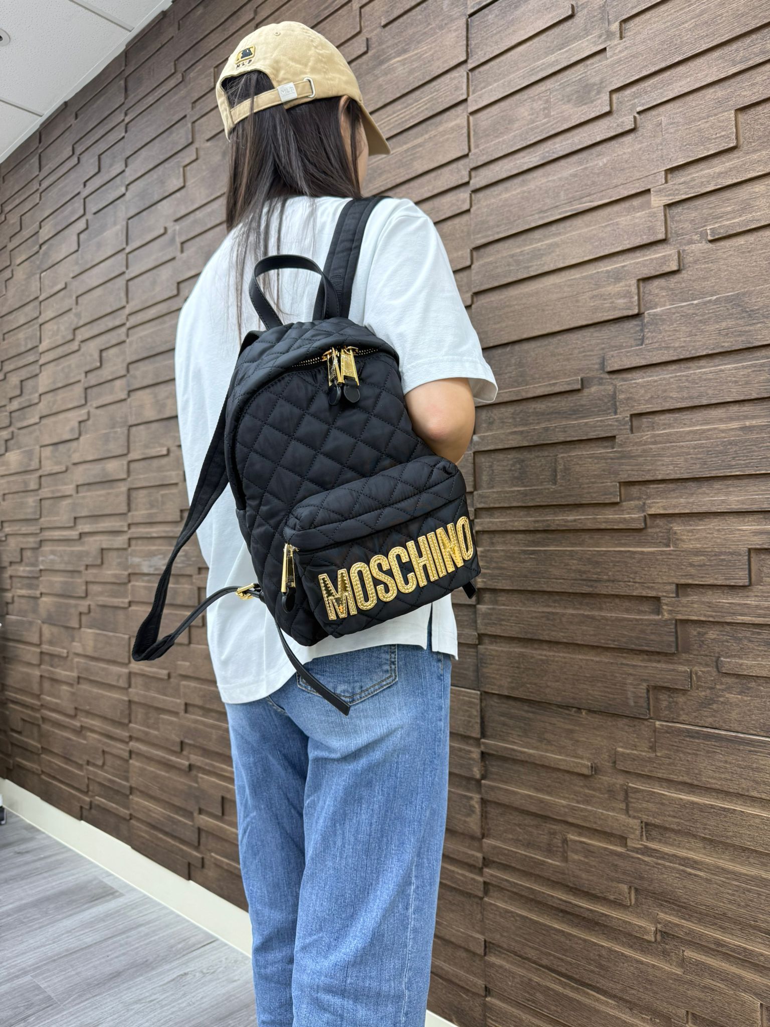 LYS01772 Moschino 金色 logo菱格背囊