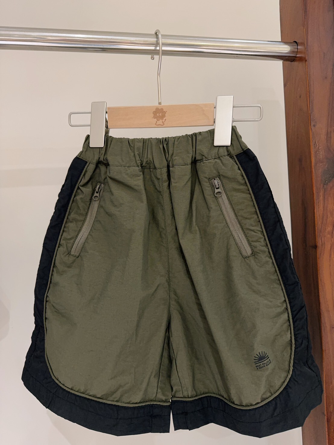 C14登山家側邊撞色綠短褲