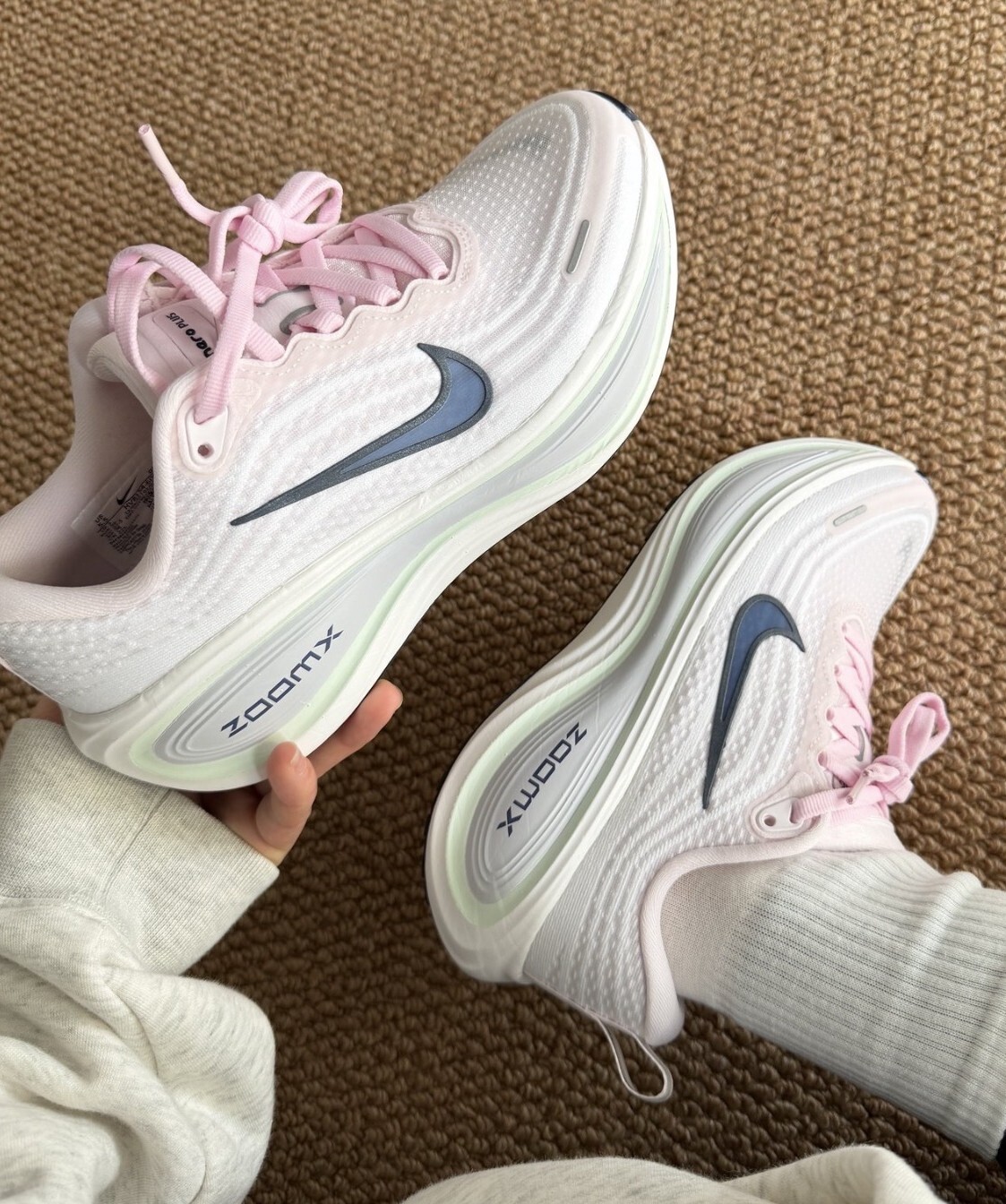 女鞋 NIKE W VOMERO PLUS 淡粉綠 氣墊 緩震 透氣 慢跑 運動鞋【HV8154-606】
