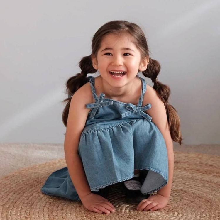 mes kids des fleurs 蝴蝶結細肩帶牛仔洋裝 Bow denim dress - blue
