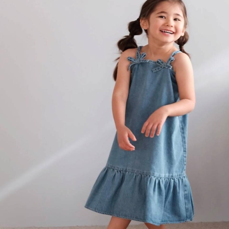 mes kids des fleurs 蝴蝶結細肩帶牛仔洋裝 Bow denim dress - blue