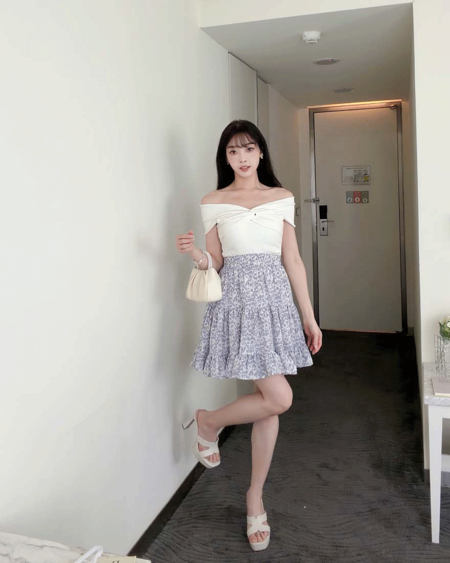 LINA LINA素雅微辣純色扭結造型一字領上衣-簡約白