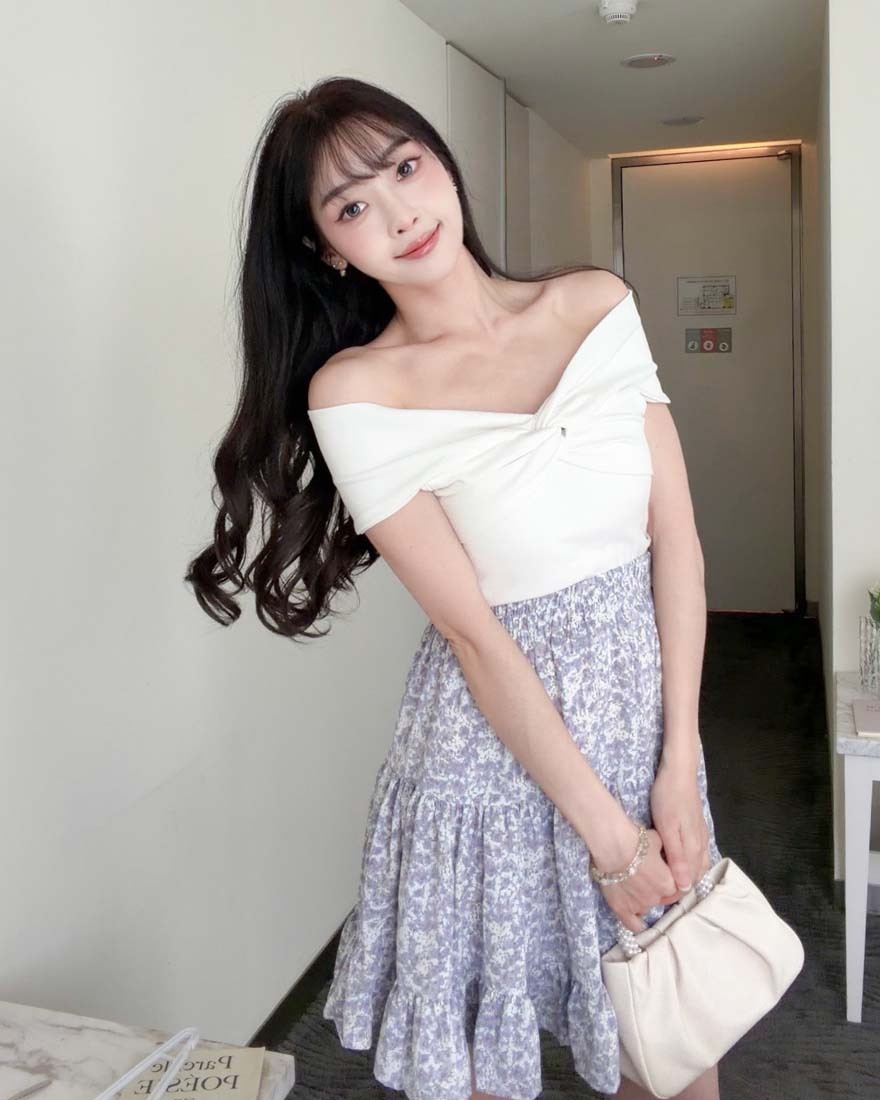LINA LINA素雅微辣純色扭結造型一字領上衣-簡約白