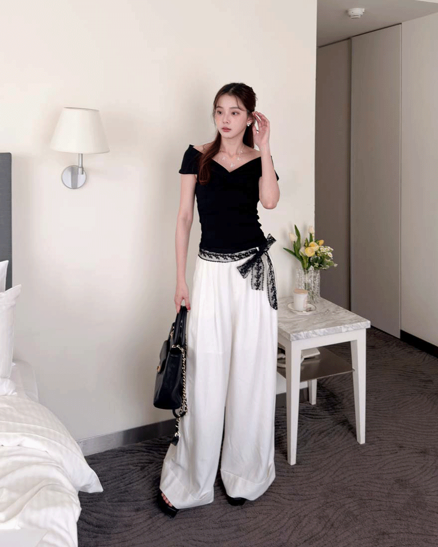 LINA LINA素雅微辣純色扭結造型一字領上衣-俐落黑