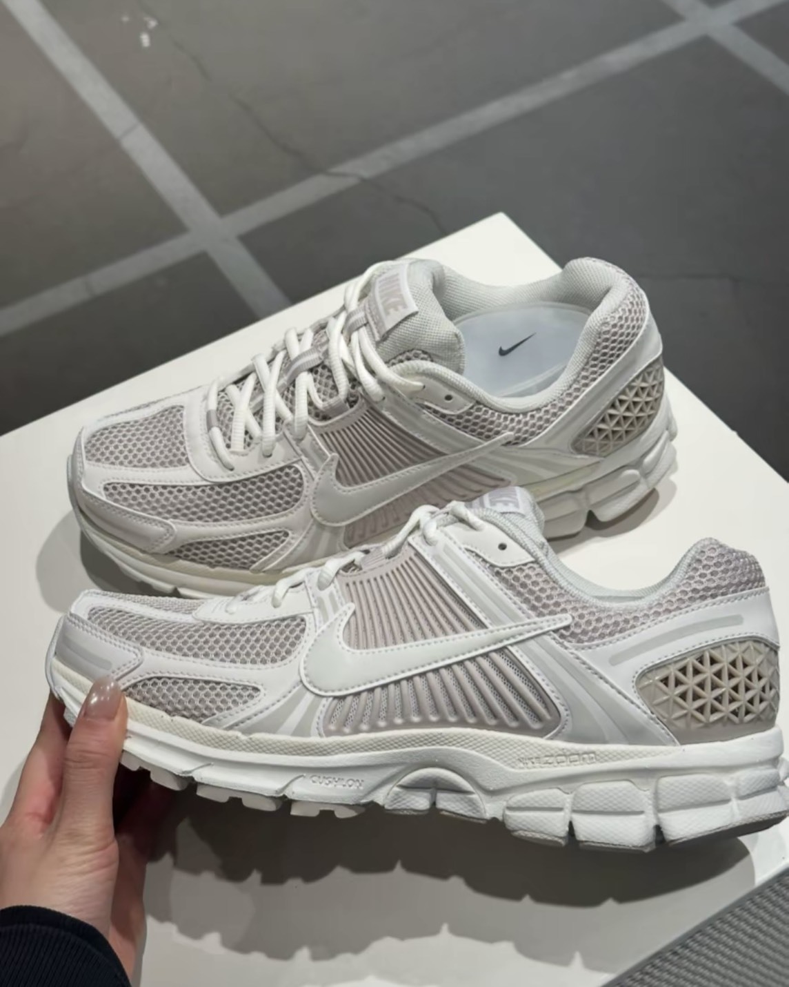 【逢甲 FUZZY】Nike Zoom Vomero 5 "Vast Grey White" 帆布麂皮 白灰 IH8039-001
