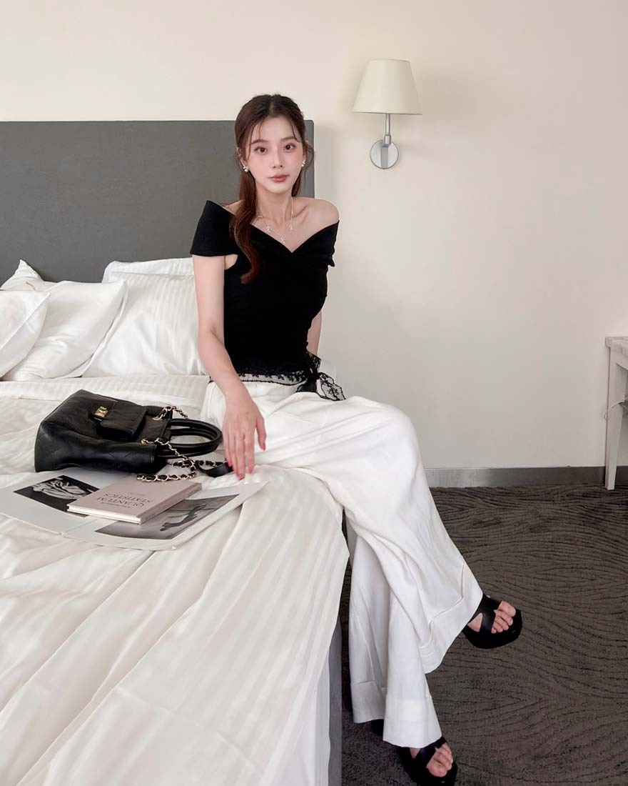LINA LINA素雅微辣純色扭結造型一字領上衣-俐落黑