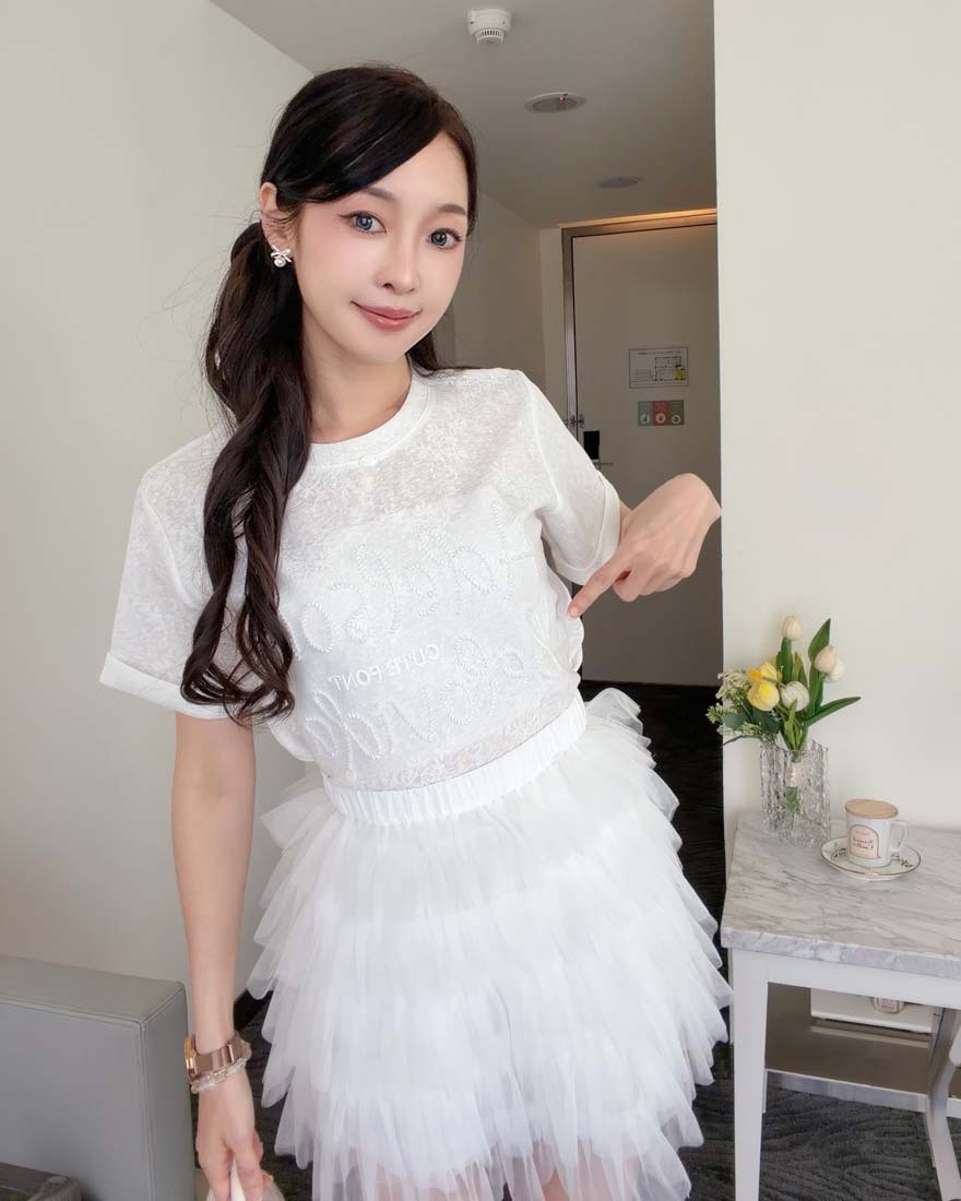 LINA LINA別緻情節滿版蕾絲刺繡英文標語棉T-珍珠白