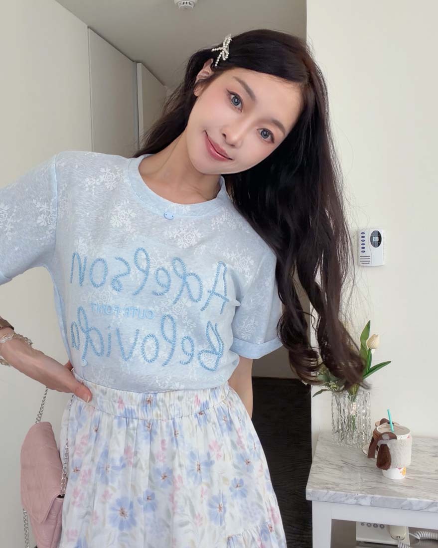 LINA LINA別緻情節滿版蕾絲刺繡英文標語棉T-蘇打藍