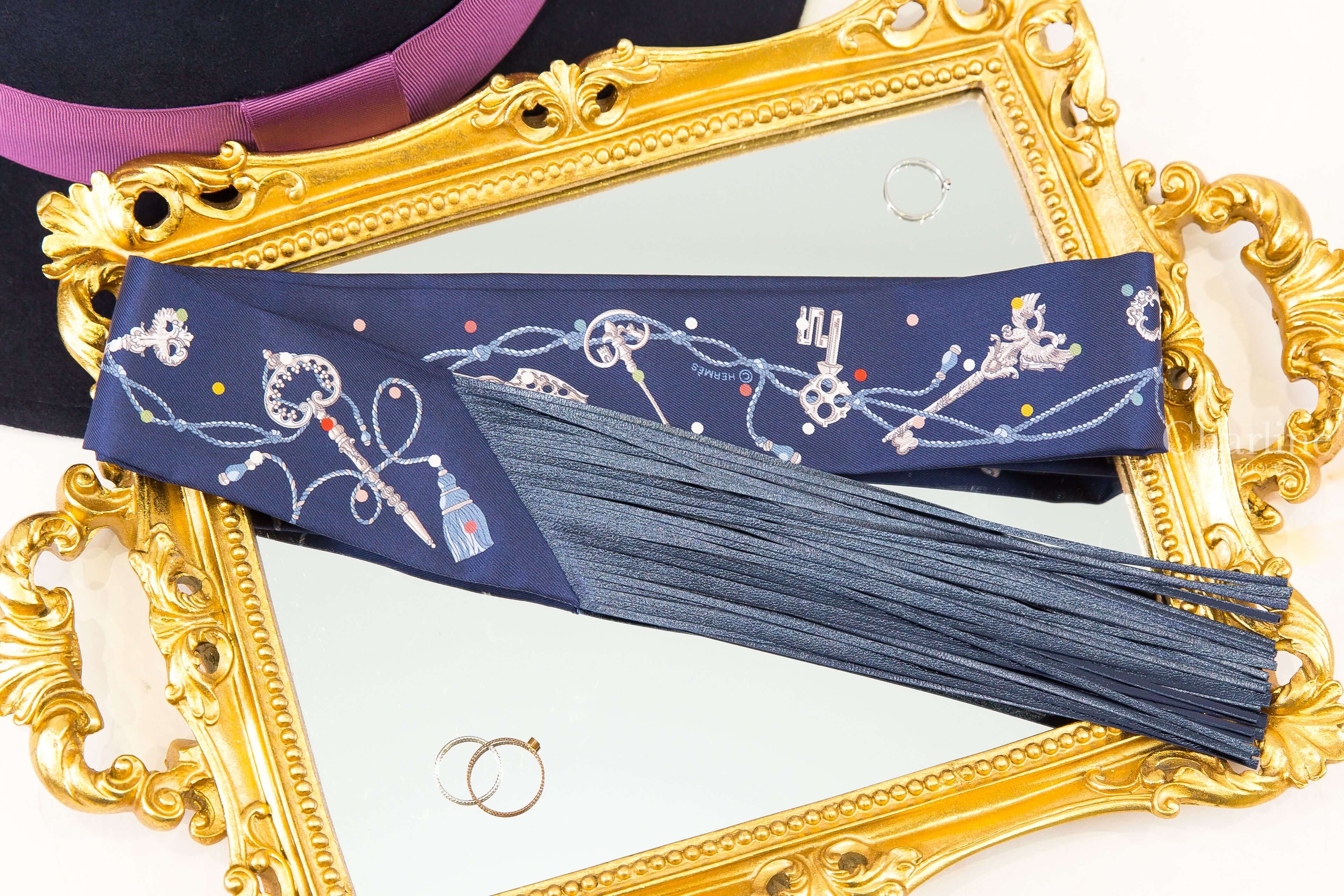 Hermès Les Cles A Pois Leather Fringes Twilly 海軍藍/銀灰/彩色圓點鑰匙皮革流蘇絲巾-Charline Boutique 精品代購