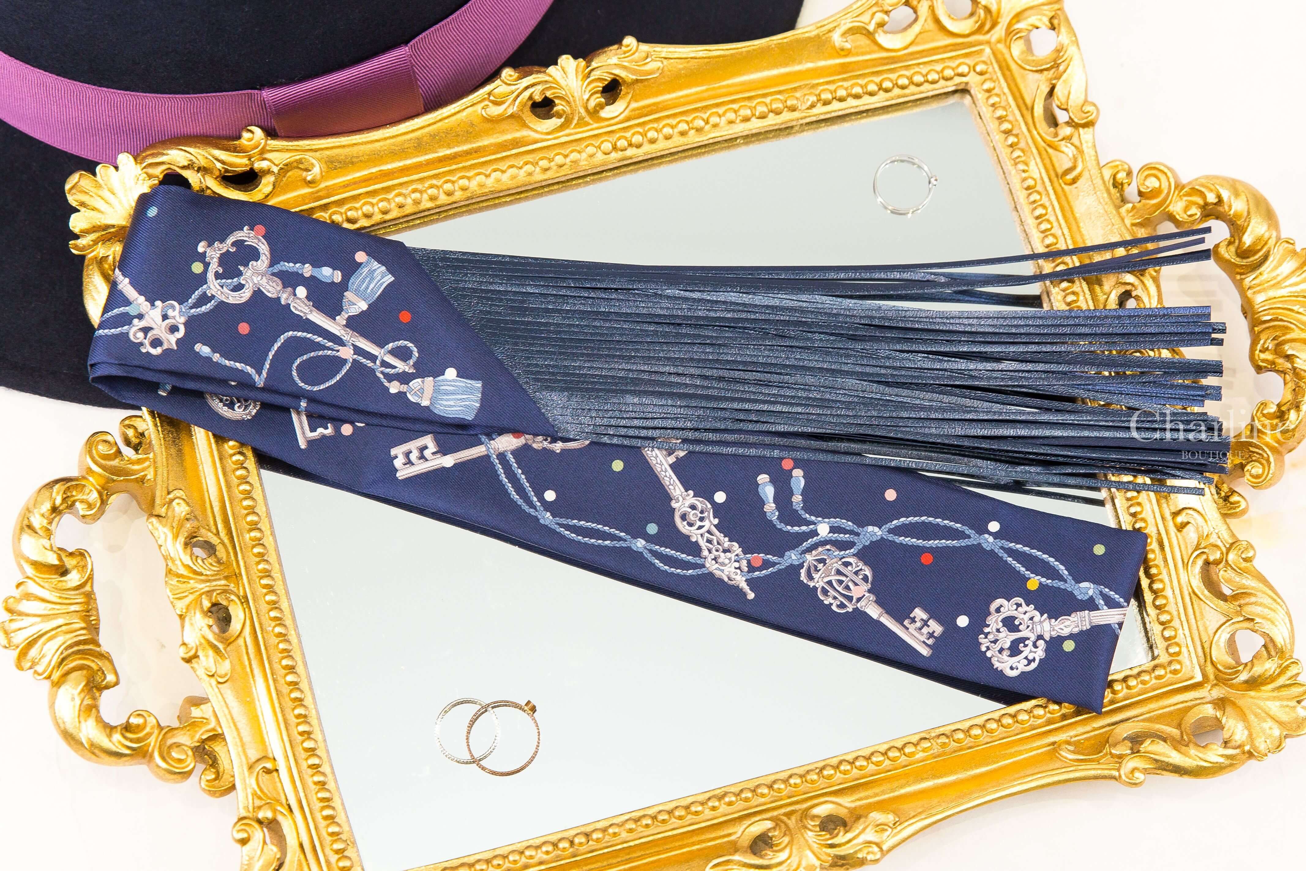 Hermès Les Cles A Pois Leather Fringes Twilly 海軍藍/銀灰/彩色圓點鑰匙皮革流蘇絲巾-Charline Boutique 精品代購