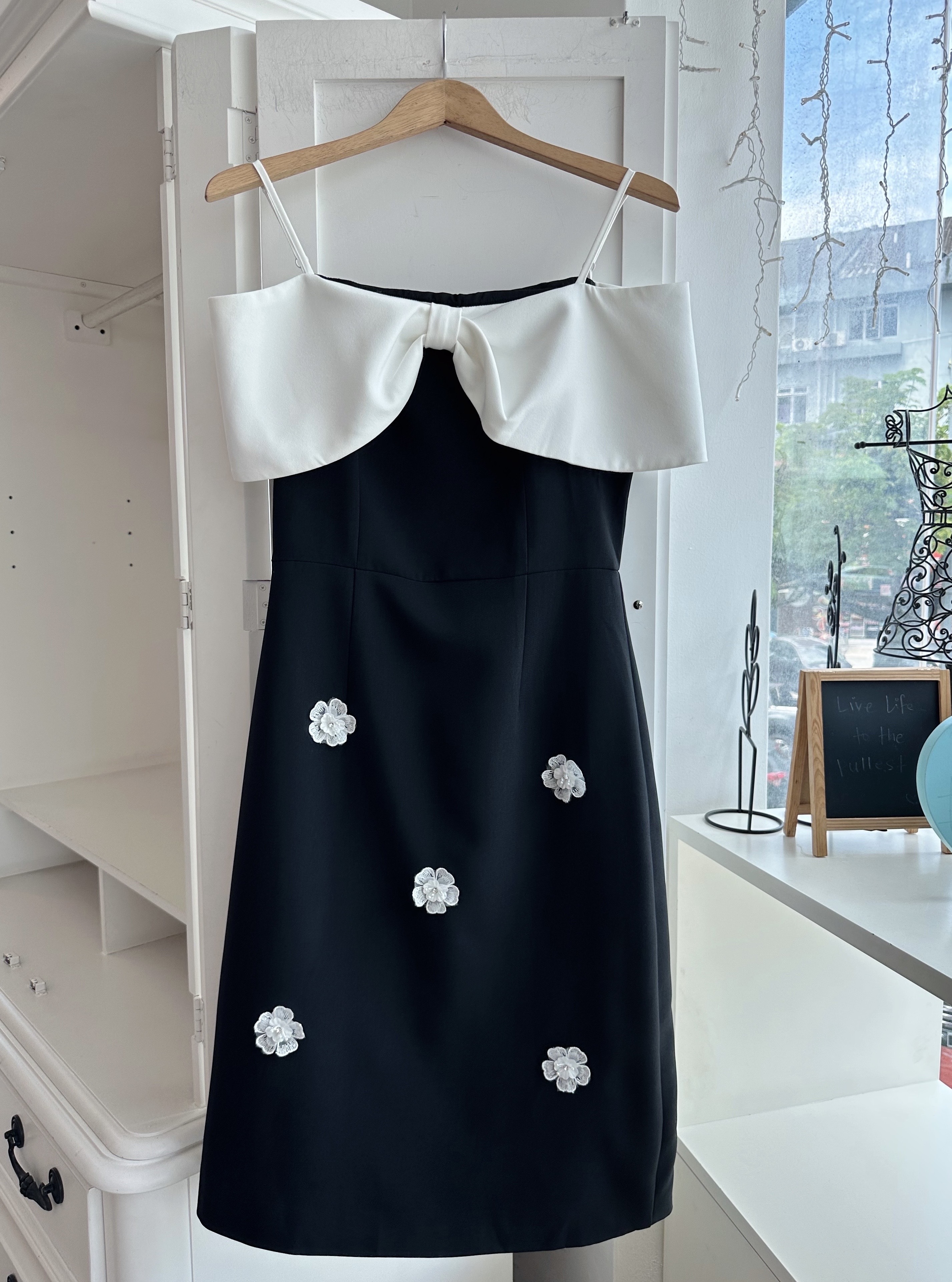 STRAP 3D FLOWER DETAILED TWO TONE DRESS