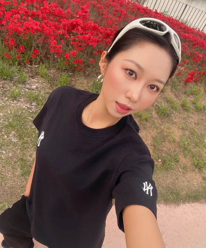 【OWN】MLB Korea 短袖 上衣 休閒 簡約 落肩 圓領 大LOGO 街頭 字母 藝術 短TEE 不分男女 NY 洋基 黑色 白色 3ATSB1063-50BKS 3ATSB1063-50WHS