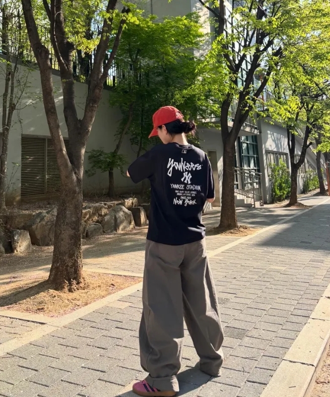 【OWN】MLB Korea 短袖 上衣 休閒 簡約 落肩 圓領 大LOGO 街頭 字母 藝術 短TEE 不分男女 NY 洋基 黑色 白色 3ATSB1063-50BKS 3ATSB1063-50WHS
