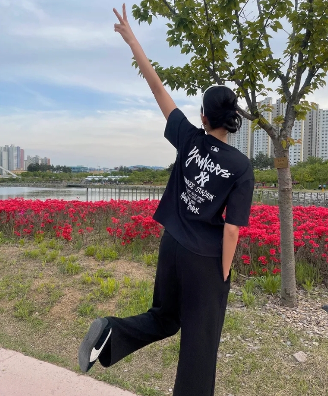 【OWN】MLB Korea 短袖 上衣 休閒 簡約 落肩 圓領 大LOGO 街頭 字母 藝術 短TEE 不分男女 NY 洋基 黑色 白色 3ATSB1063-50BKS 3ATSB1063-50WHS
