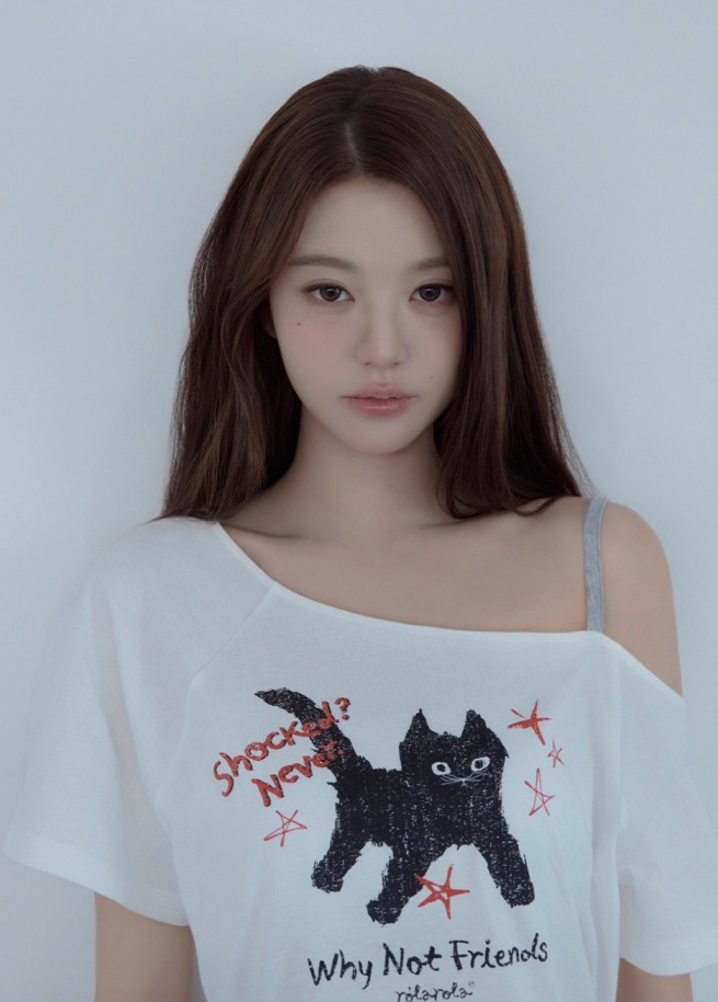 【入LIVECODE一件減至$248😱🔥！】【聖水洞封館！張員瑛代言X韓妹大愛品牌🎀】【ROLAROLA】ROLA CAT FRIENDS OFF SHOULDER T-SHIRT  (3 Colors)