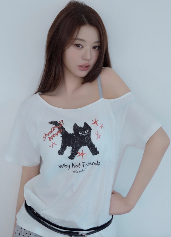【入LIVECODE一件減至$248😱🔥！】【聖水洞封館！張員瑛代言X韓妹大愛品牌🎀】【ROLAROLA】ROLA CAT FRIENDS OFF SHOULDER T-SHIRT  (3 Colors)
