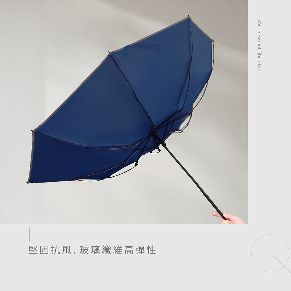 深藍色摺疊傘展開時的防風抗翻結構與手持狀態,堅固抗風,玻璃纖維高彈性Wind-resistant, fiberglass,不怕翻開傘花,遇風也可以很有彈性。