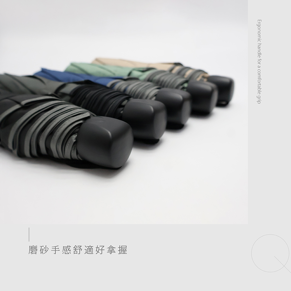 質感黑色霧面傘柄,磨砂手感舒適好拿握Ergonomic handle for a comfortable grip,人體工學設計,傘手把用久不會黏。