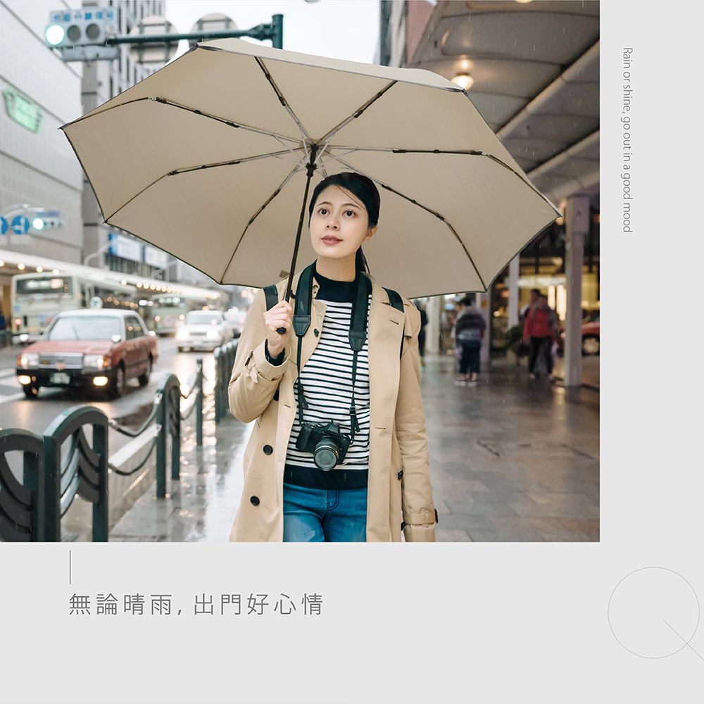 在台北街頭手持簡約抗風素色摺疊傘,無論晴雨,出門好心情Rain or shine, go out in a good mood,晴雨兩用的雨天美學。
