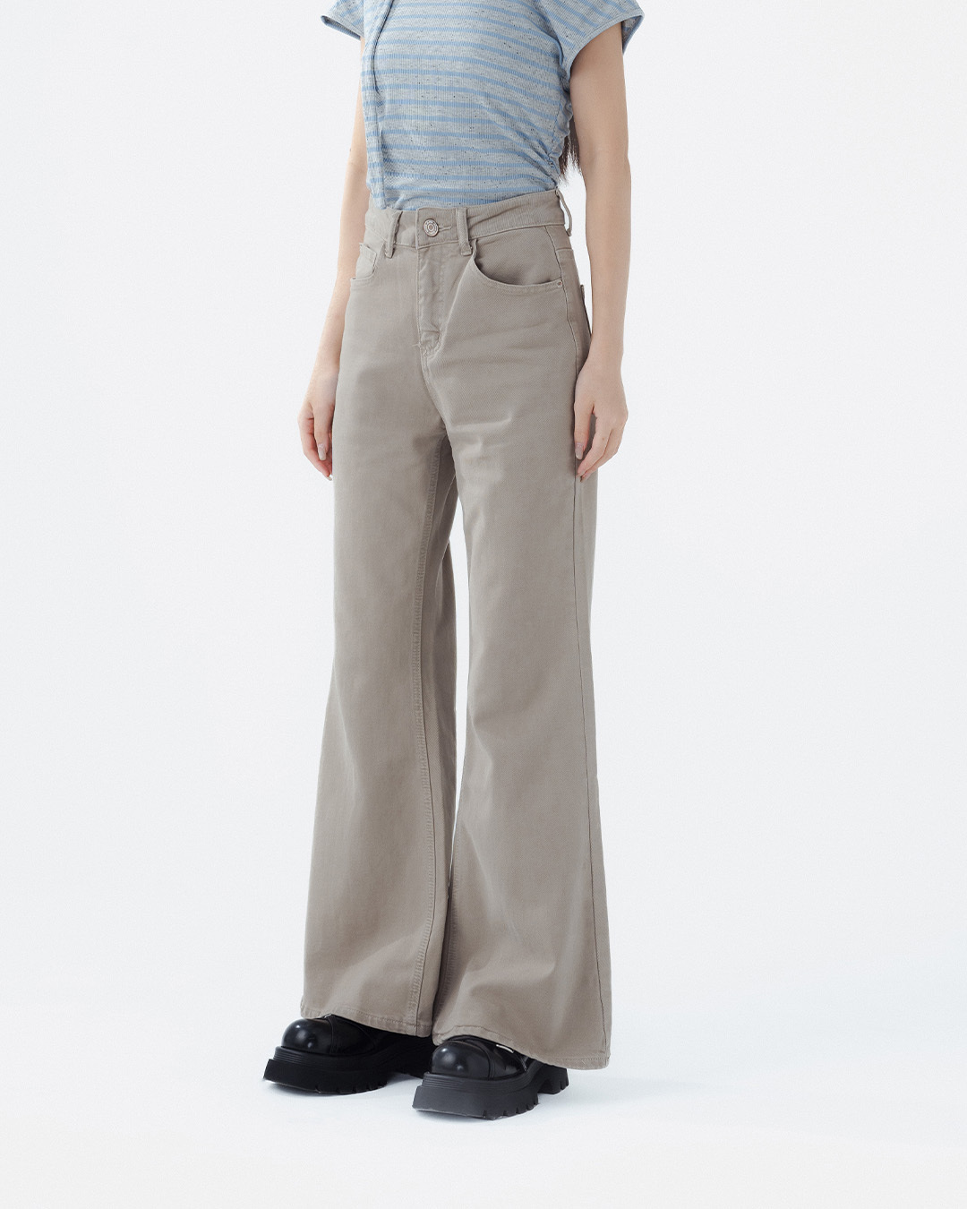 Simple, plain design flared jeans, available in two colors, sizes S/M/L.【04011885】in stock+pre-order