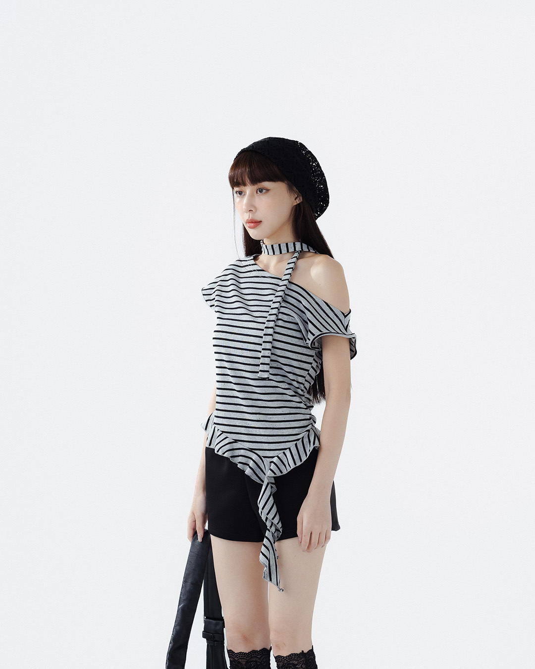 Striped top with ruffled hem and tie-up shoulders, available in two colors.【01099764】in stock+pre-order