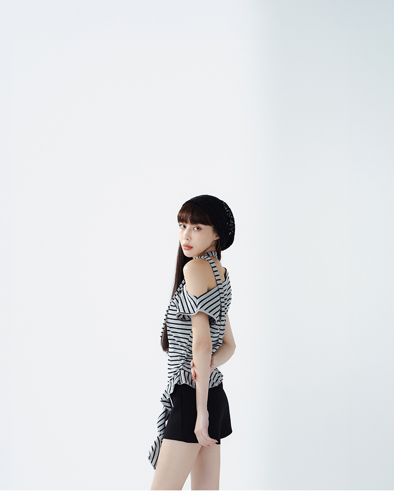 Striped top with ruffled hem and tie-up shoulders, available in two colors.【01099764】in stock+pre-order
