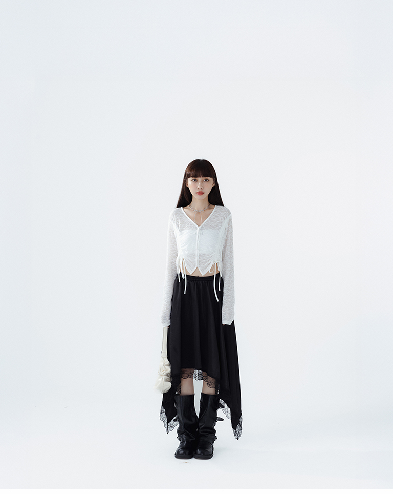 Irregularly cut lace-trimmed satin skirt, available in two colors.【03021773】in stock+pre-order