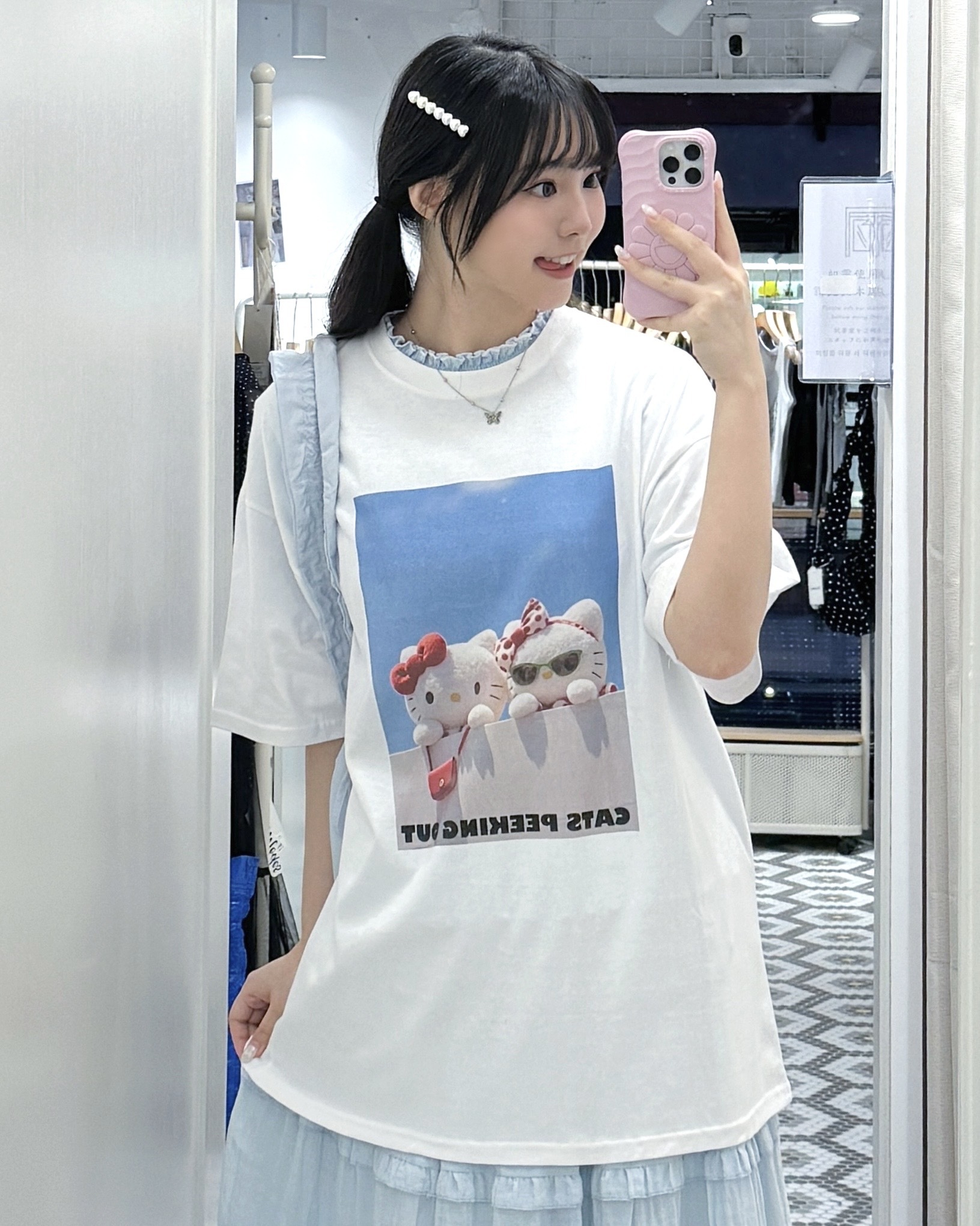 T1428｜かわいい ᥫ᭡.ִֶָ𓂃 2小Hello Kitty CATS peeking TEE